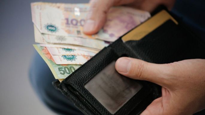 El salario registrado cayó en abril y acumula una pérdida de 6,33%