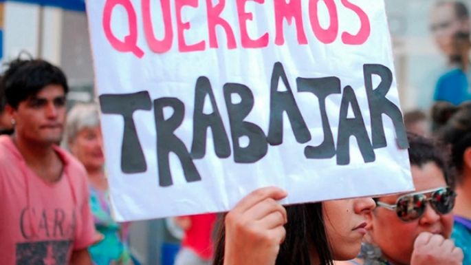Desocupación y compras en el exterior, en la mira