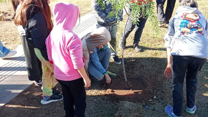 Niños plantaron árboles por el Día del Ambiente