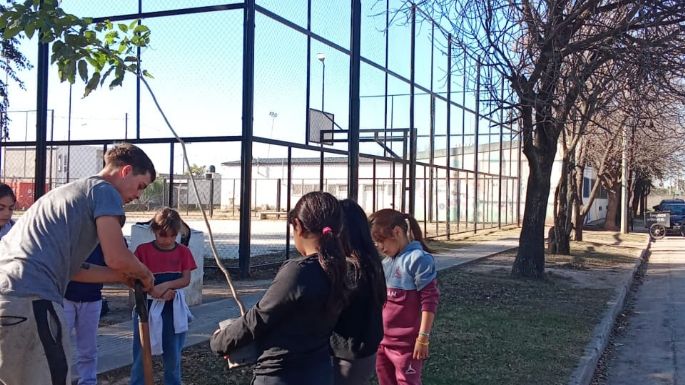 Niños plantaron árboles por el Día del Ambiente