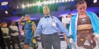 La árbitra Alicia Collins se prepara para levantar el brazo a la ganadora