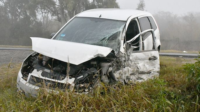 Bajo una densa niebla chocaron, en uno  de los accesos, un auto y dos camiones