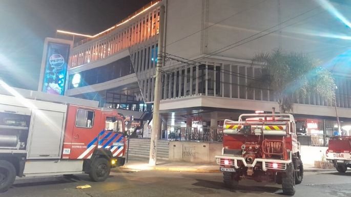 Más de 50 evacuados debido a un incendio en un shopping