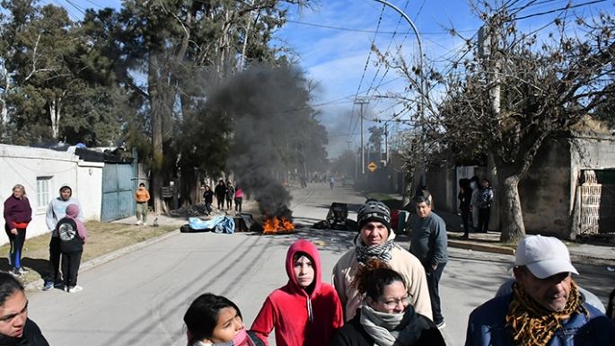 “La EPEC nos arrancó los cables de la luz”