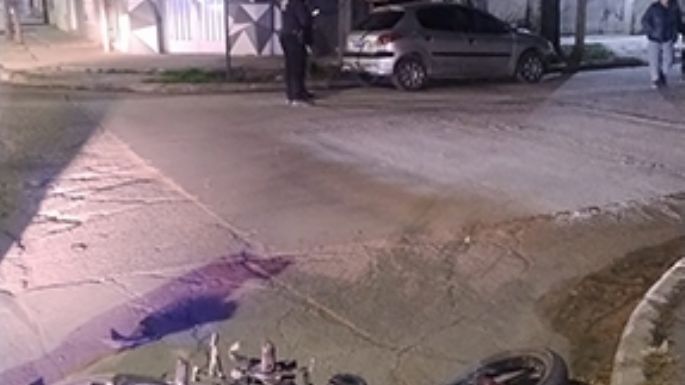 Un motociclista con lesiones graves