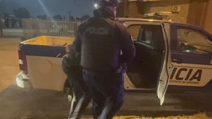 Saltó las rejas, abrió la persiana y lo descubrieron