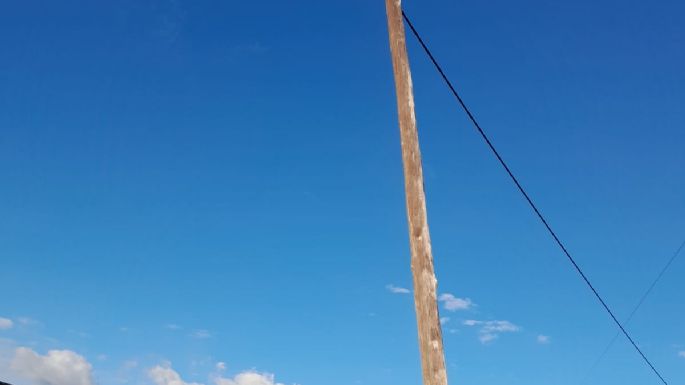 Preocupación por un poste de luz torcido