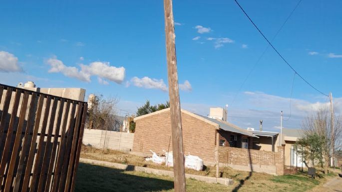 Preocupación por un poste de luz torcido