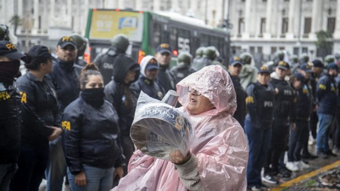 Represión bajo la lluvia