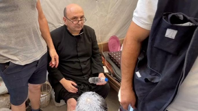 Ataque en Gaza: murió gente refugiada en la parroquia católica y el padre Romanelli resultó herido