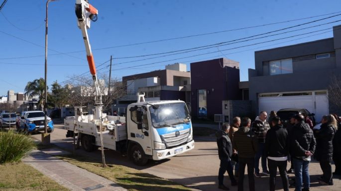 Sigue la colocación de luminarias led en distintos barrios