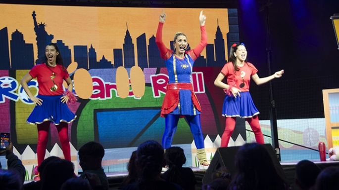 Solcito hizo cantar y bailar a niños y niñas en el Salón de los Deportes