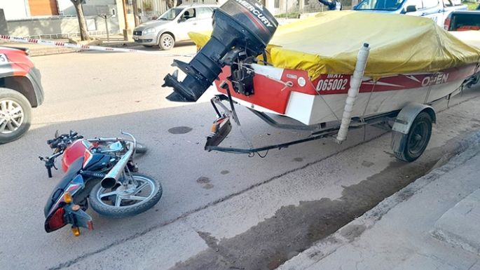 Falleció un joven al chocar contra una camioneta que tiraba una lancha