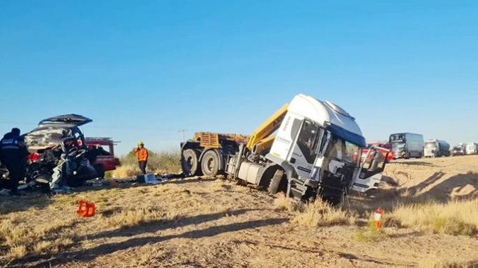 Tres muertos y dos niñas en estado  crítico en una colisión frontal