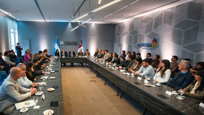 Llaryora entregó 200 millones de pesos a 28 municipios para fortalecer la educación