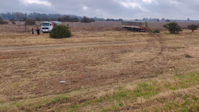 Un camión despistó en autopista y cruzó de carril