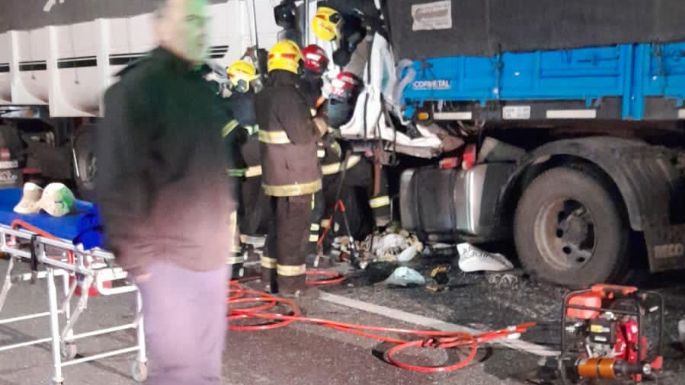 Las imágenes de un violento choque de camiones en la autopista