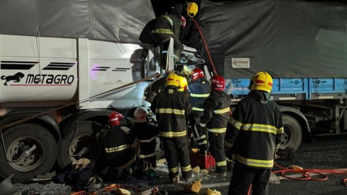 Las imágenes de un violento choque de camiones en la autopista