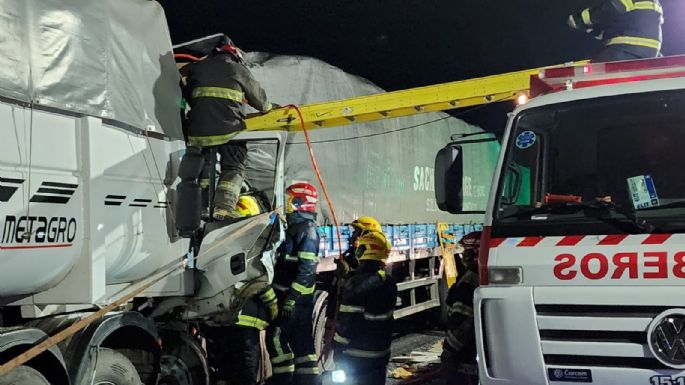 Las imágenes de un violento choque de camiones en la autopista