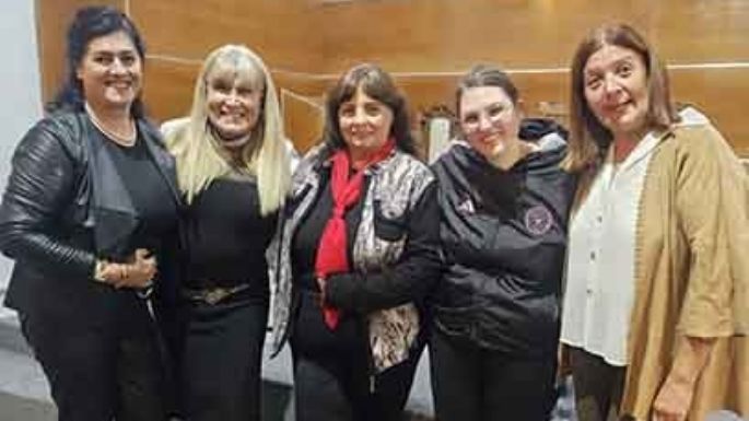 Debut entre canciones y relatos