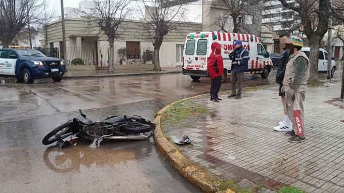 Motociclista con golpes y un corte en un choque