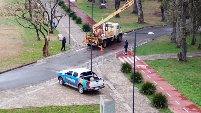 Tras el ataque, repusieron las luces en el Parque Pereira