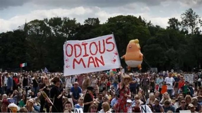 Protestas masivas en Escocia contra  la visita del presidente de EE.UU.