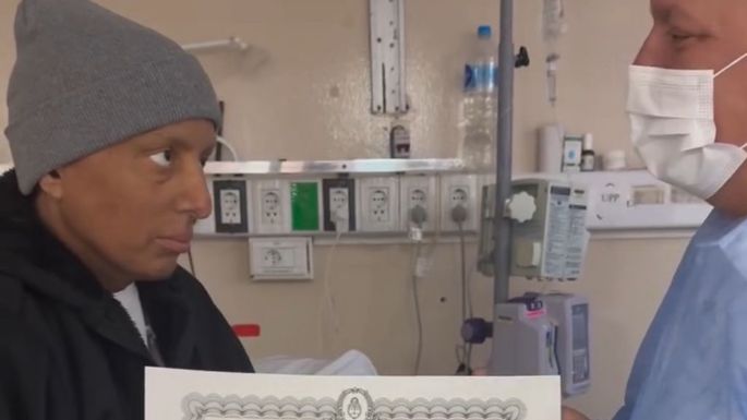 Negretti entregó diploma y tomó juramento a egresado que se encuentra hospitalizado