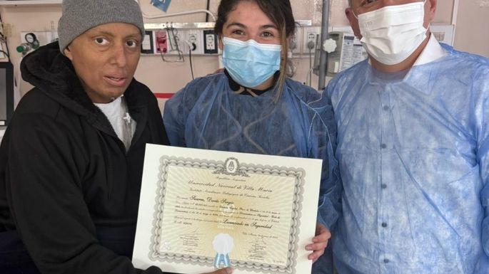Negretti entregó diploma y tomó juramento a egresado que se encuentra hospitalizado