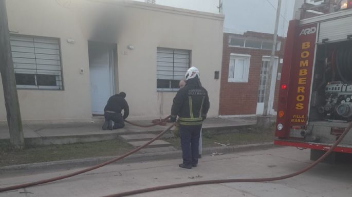 Bomberos sofocaron el incendio de una vivienda