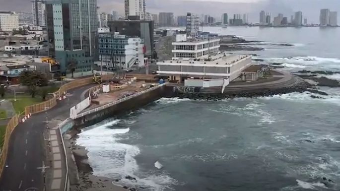 Alarma y evacuados por la llegada del tsunami  en la costa del Pacífico