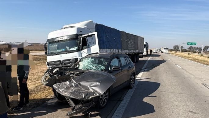 Jornada cargada para Bomberos: accidente en autopista y un incendio en zona urbana marcaron la tarde