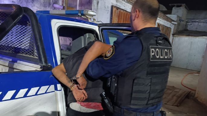 Le robó las llaves del auto a un taxista y huyó