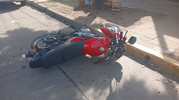 Joven herido tras chocar con su moto