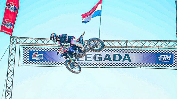 Doblete de Moyano en Paraguay
