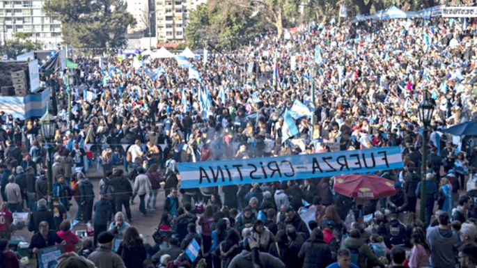 La gente, en la calle;  y Milei, en la Rosada