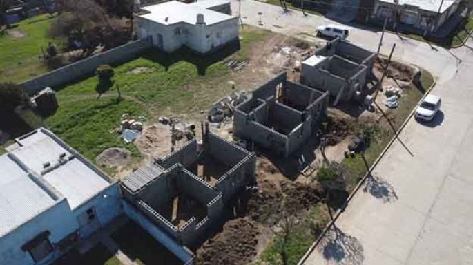 Construyen tres casas