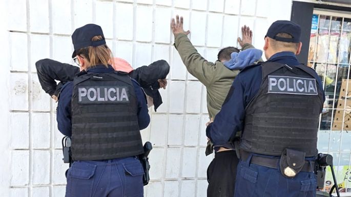 Pareja detenida con una  caja llena de marihuana