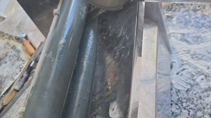 Una amasadora le atrapó la mano a una joven en local comercial