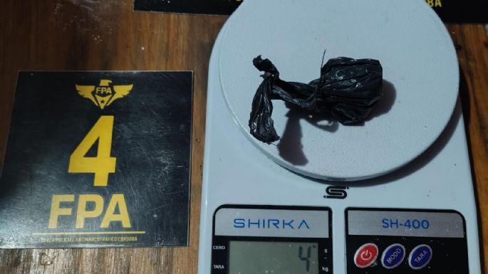 Dos mujeres detenidas por abuso de arma y secuestro de drogas