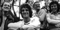 Almendra en pleno: integrada por Spinetta (guitarra y voz), Edelmiro Molinari (guitarra y coros), Emilio del Guercio (bajo y coros) y Rodolfo García (batería). Junto a Manal y Los Gatos es considerado grupo fundacional del rock argentino. La banda se formó en 1967 y se separó en 1970