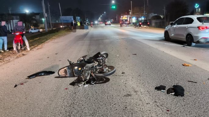 Dos motociclistas heridos tras chocar con un vehículo