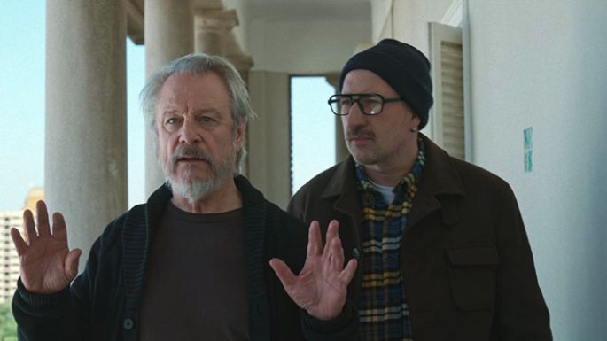 Una película que intenta hacer reír y abrazar