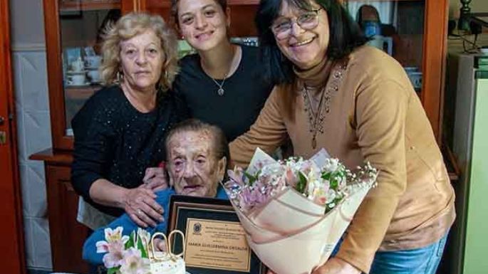 Todo el pueblo saludó a María por sus 100 años