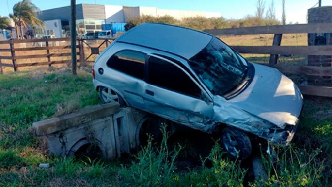 Chocaron de frente dos autos en el acceso a Villa María