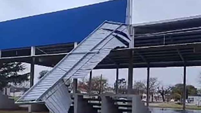 El viento voló el techo del Polideportivo social