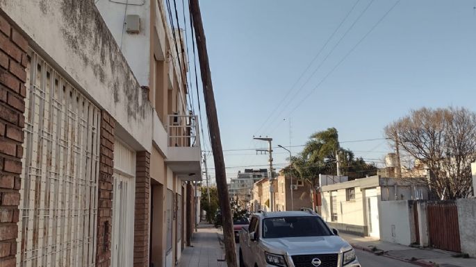 Poste de luz en riesgo en un viernes de fuertes vientos