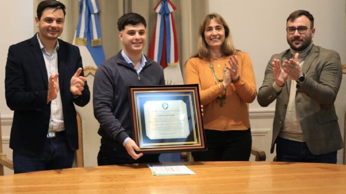 El municipio distinguió a Lucio Bizzarri, creador de la bandera de Villa María