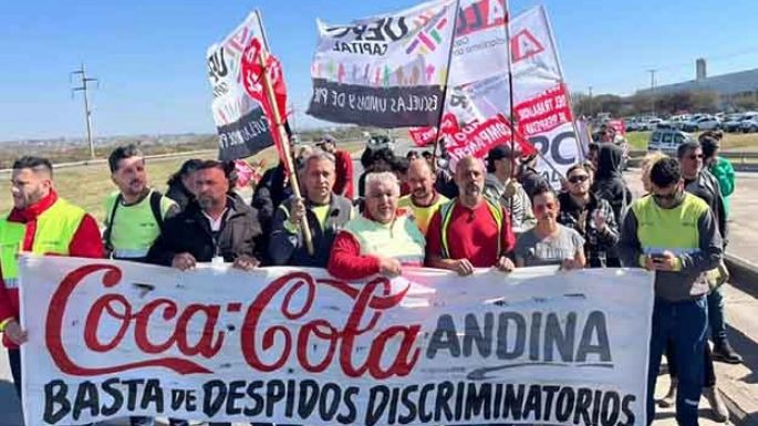Trabajadores de Coca-Cola Andina denuncian despidos de delegados