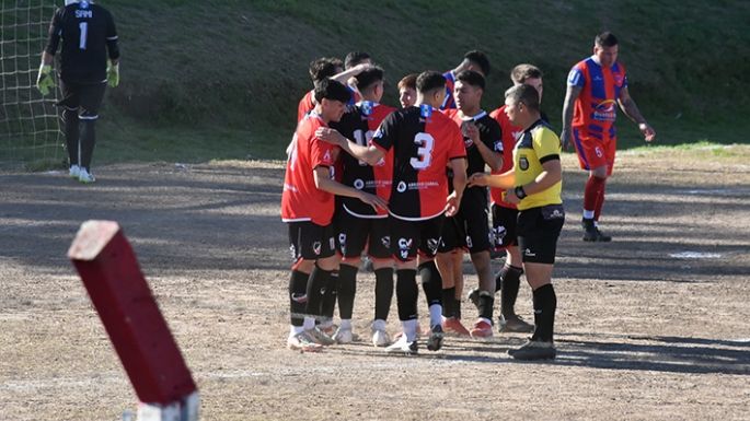 Y la banda sigue tocando...